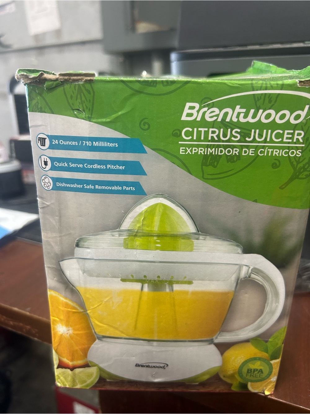 Brentwood Citrus Juicer - Green and White Cordless Pitcher